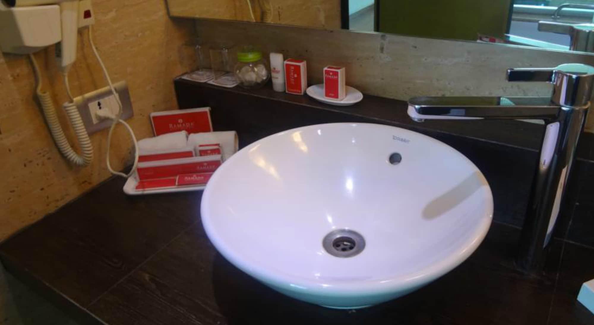 Hotel Ramada By Wyndham Navi Mumbai Zewnętrze zdjęcie