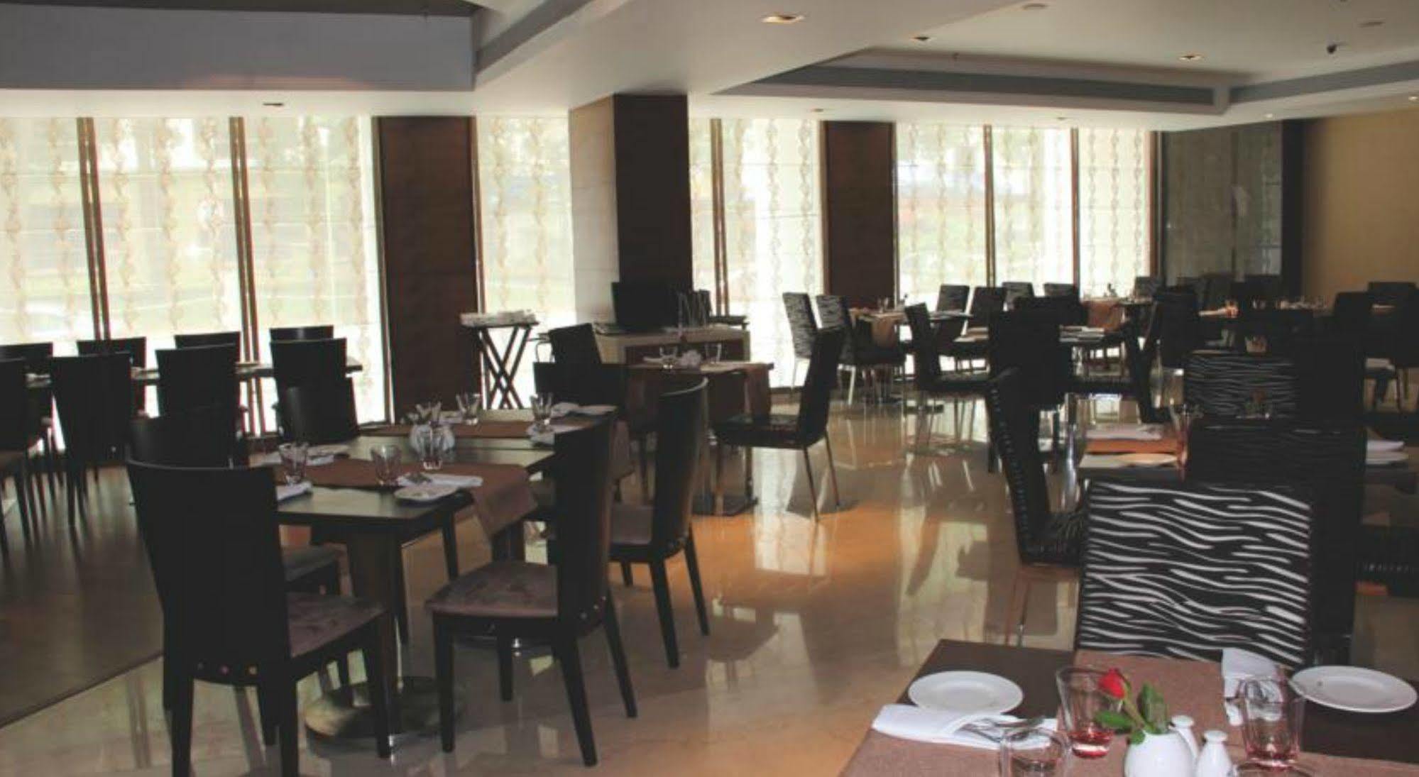 Hotel Ramada By Wyndham Navi Mumbai Zewnętrze zdjęcie